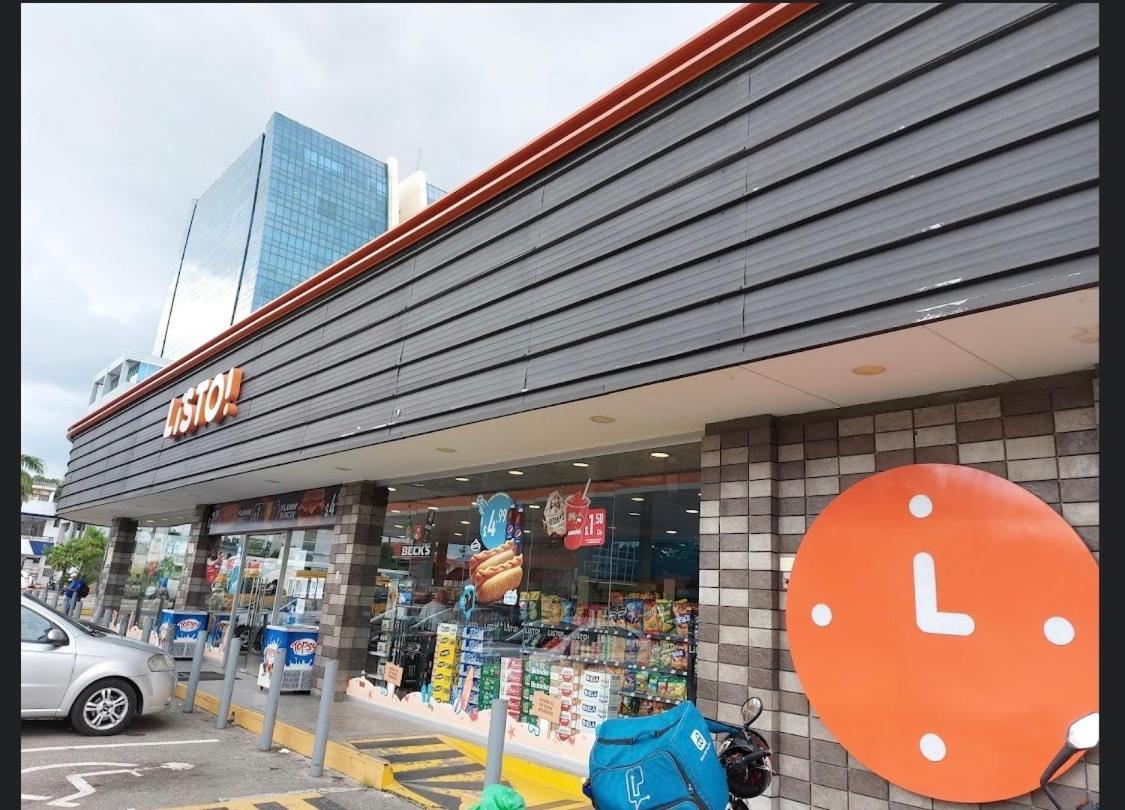 Mega Suite Junto Al San Marino Shopping 瓜亚基尔 外观 照片