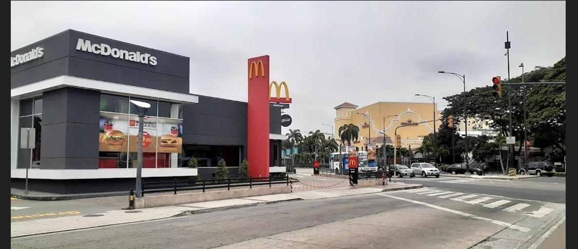 Mega Suite Junto Al San Marino Shopping 瓜亚基尔 外观 照片